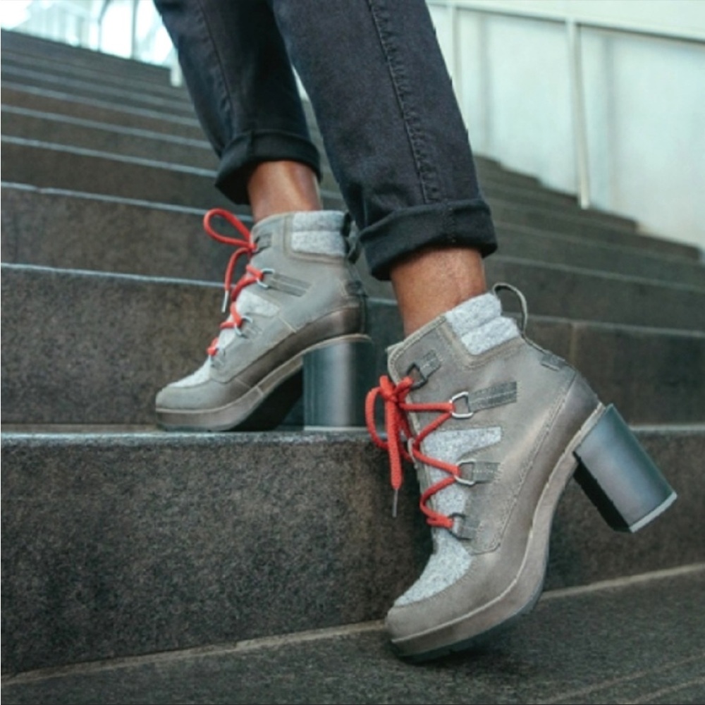 NWOT Sorel Blake Red Lace Heeled Booties Size 6.5